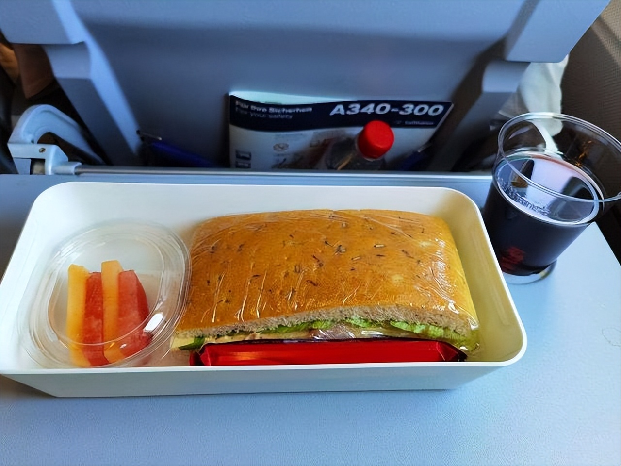 空姐吃飞机餐怎么处理,怎么处理空姐漏发餐食