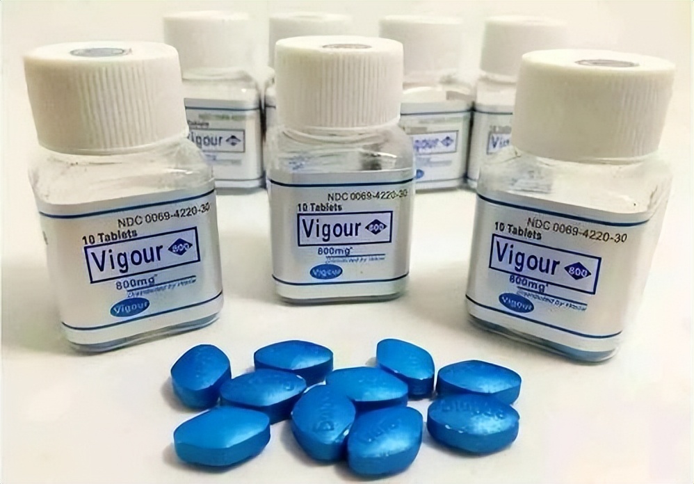 男子胸痛到医院检查突然抢救,小伙突发胸痛抢救无效