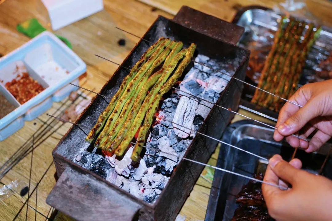 去了这座魔幻的东北烧烤之城，感觉这些年的烧烤都白吃了