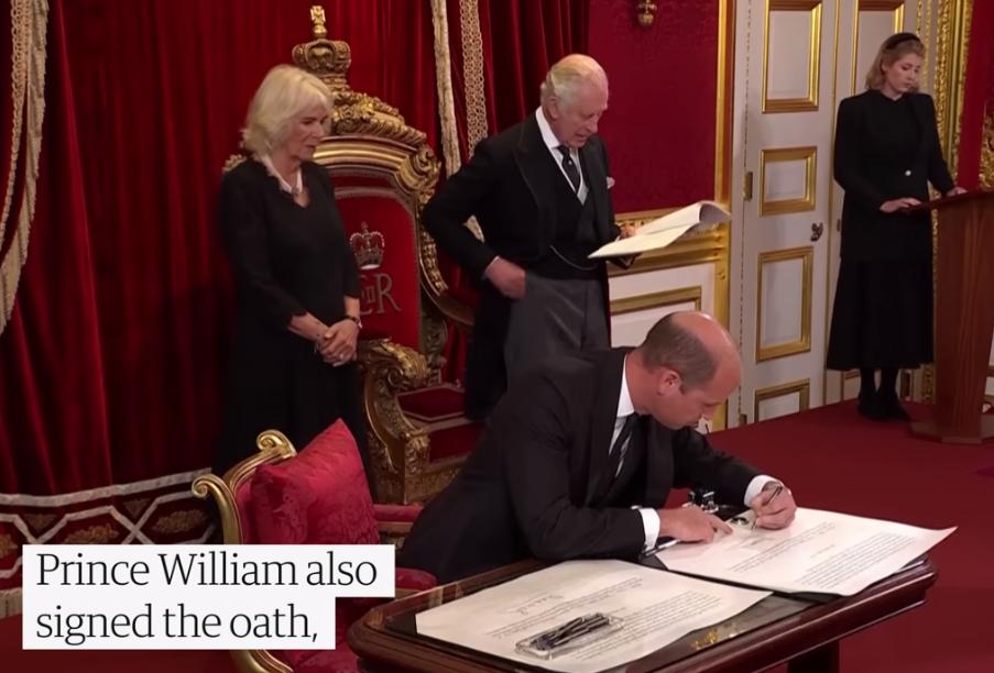 73岁查尔斯刚登基就身体堪忧？手指红肿像香肠，被拍到暴怒视频