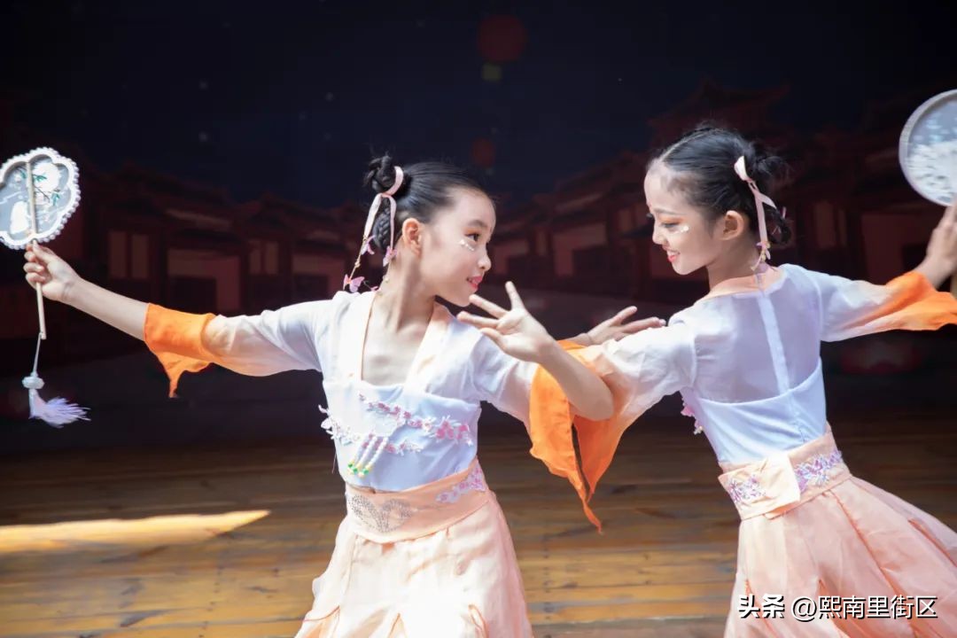 小学迎国庆快闪歌唱祖国,快闪庆祝祖国生日小学生