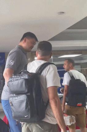 中国男篮更衣室乔尔杰维奇姚明,男篮热身赛赛后暖心一幕