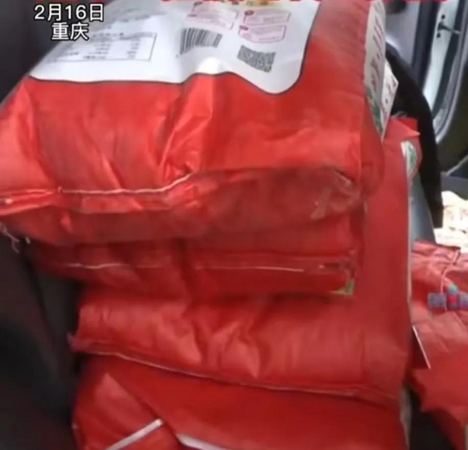 女子超市买250斤大米过期索赔,买250斤过期大米索赔被打