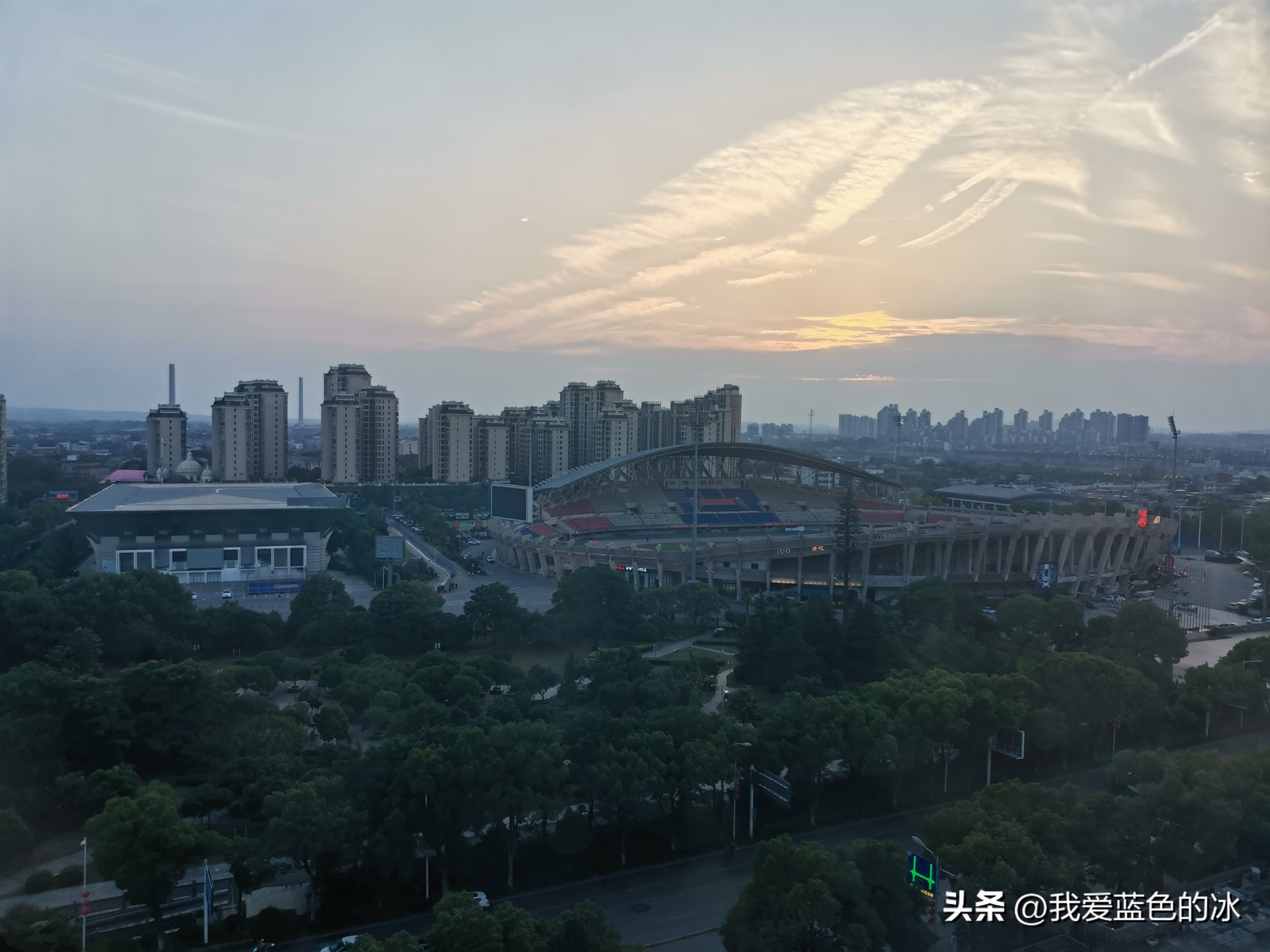 从窗户能看见烟囱,从十一楼往下看全是美景