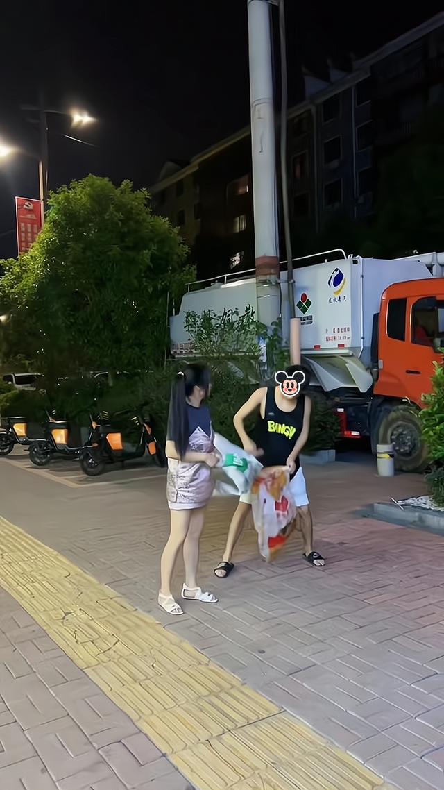 年轻人半夜去捡塑料瓶丢人吗,小女孩为了爸妈一晚上捡塑料瓶