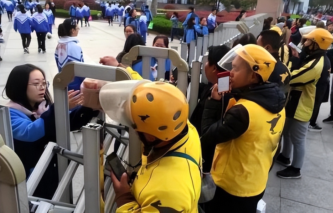 广东一学校扔了近百份外卖,广东一学校将学生外卖全扔垃圾桶