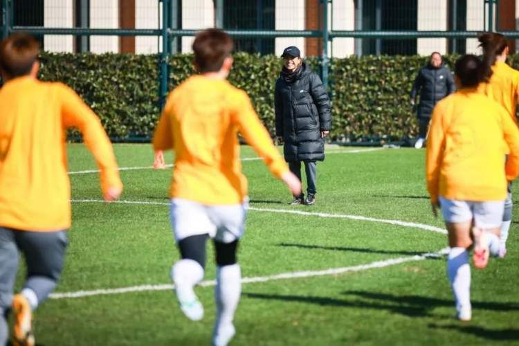 战冬训·攀新高｜冠军的精神代代传承!追梦路上,小玫瑰们努力奔跑