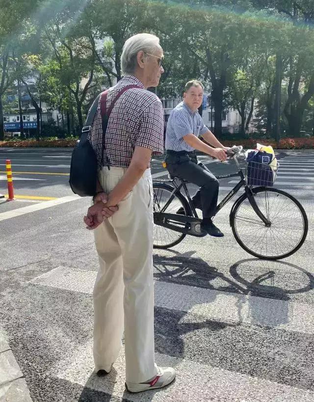 被上海爷爷圈粉了，穿衣简约爱戴帽，一身干净，老了也不油腻