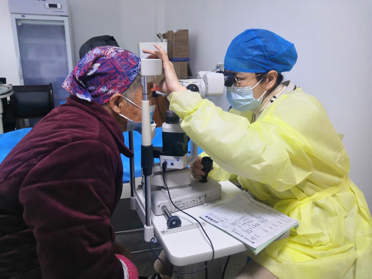 “健康快车”走进武当山符合条件的白内障患者将免费实施复明手术