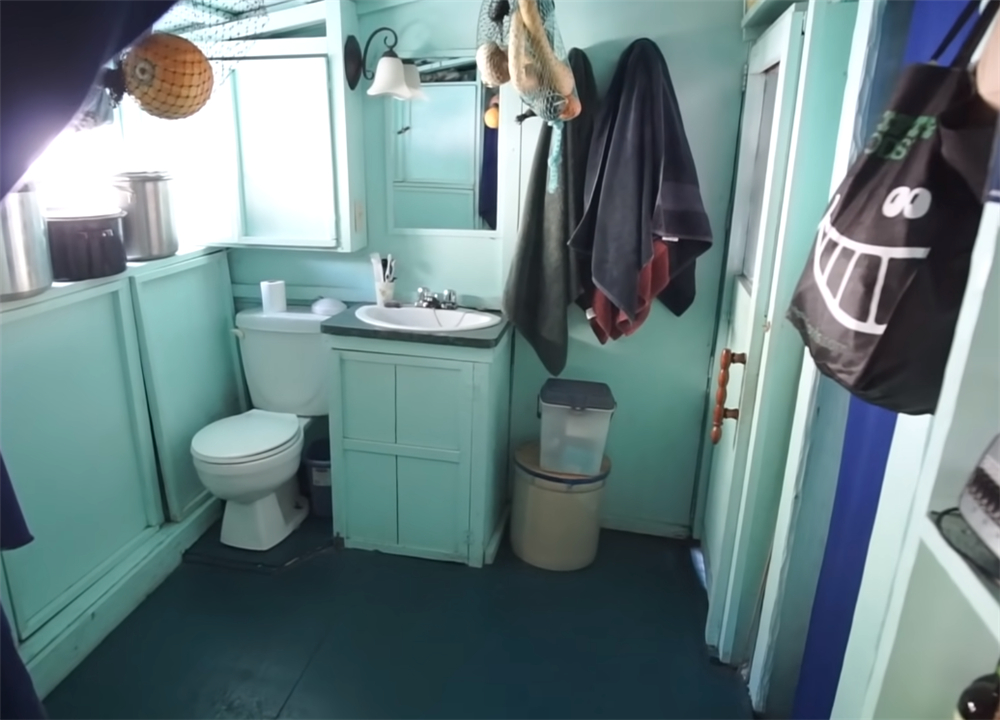 夫妻二人买下海岛过起隐居的生活,夫妻隐居小岛与世隔绝