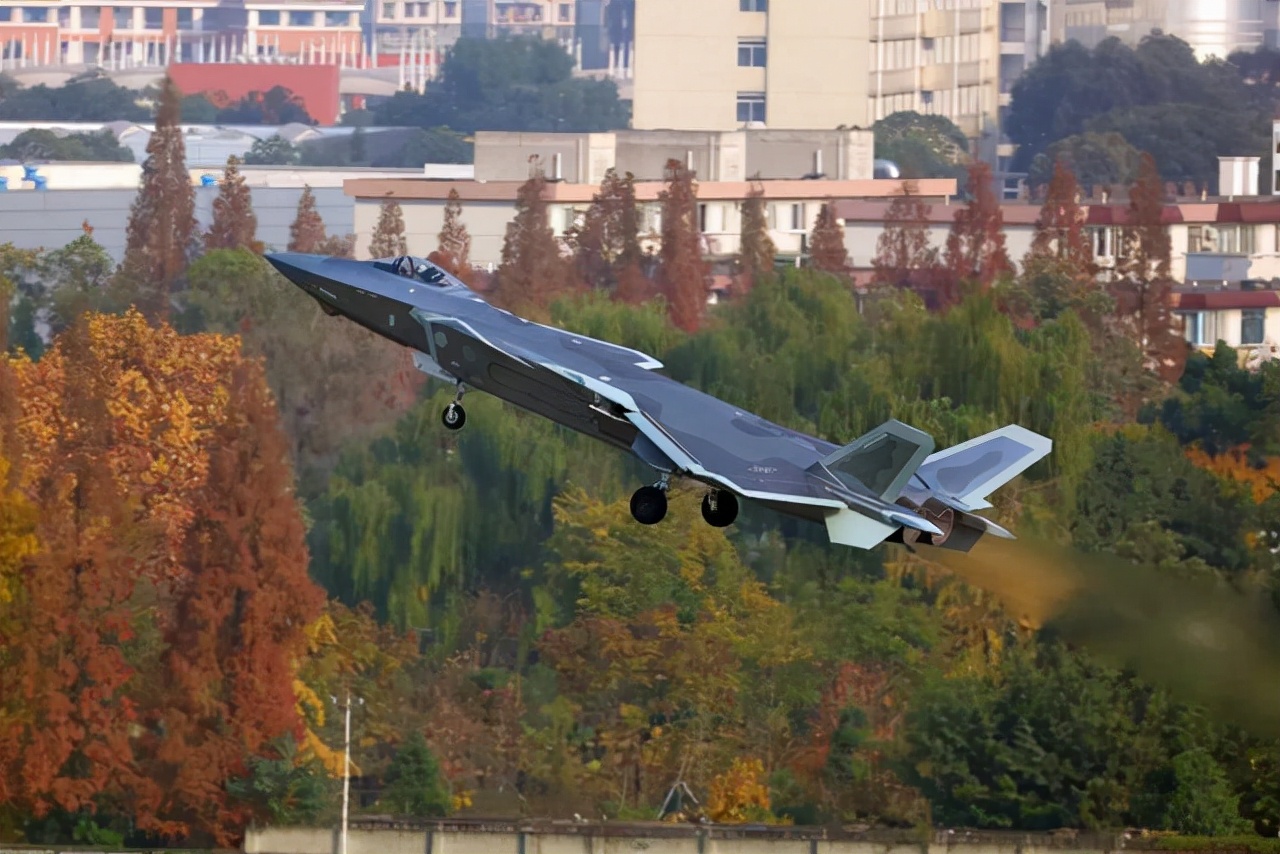 歼20与f22f35的五代机空战怎么打,歼20和f22是否能被预警机发现