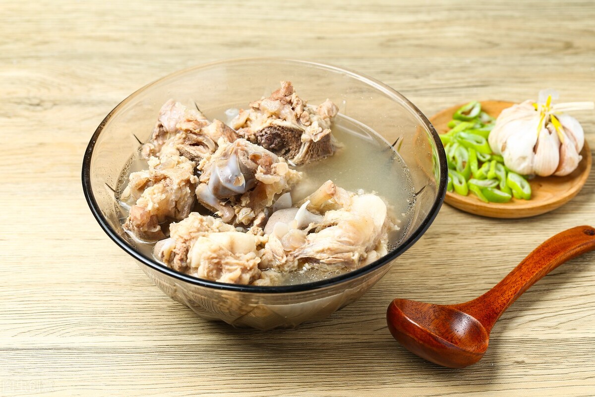 炖大骨头汤时，直接倒水就“废了”，多加一个步骤，汤白不腥