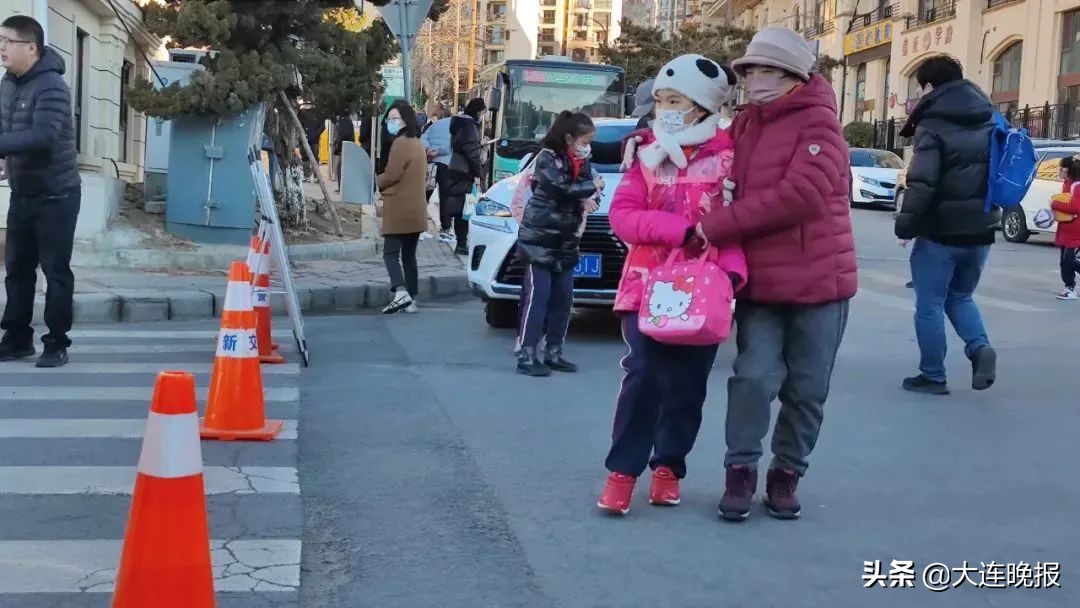 太阳当空照花儿对我笑完整版,太阳当空照花儿对我笑儿童歌曲