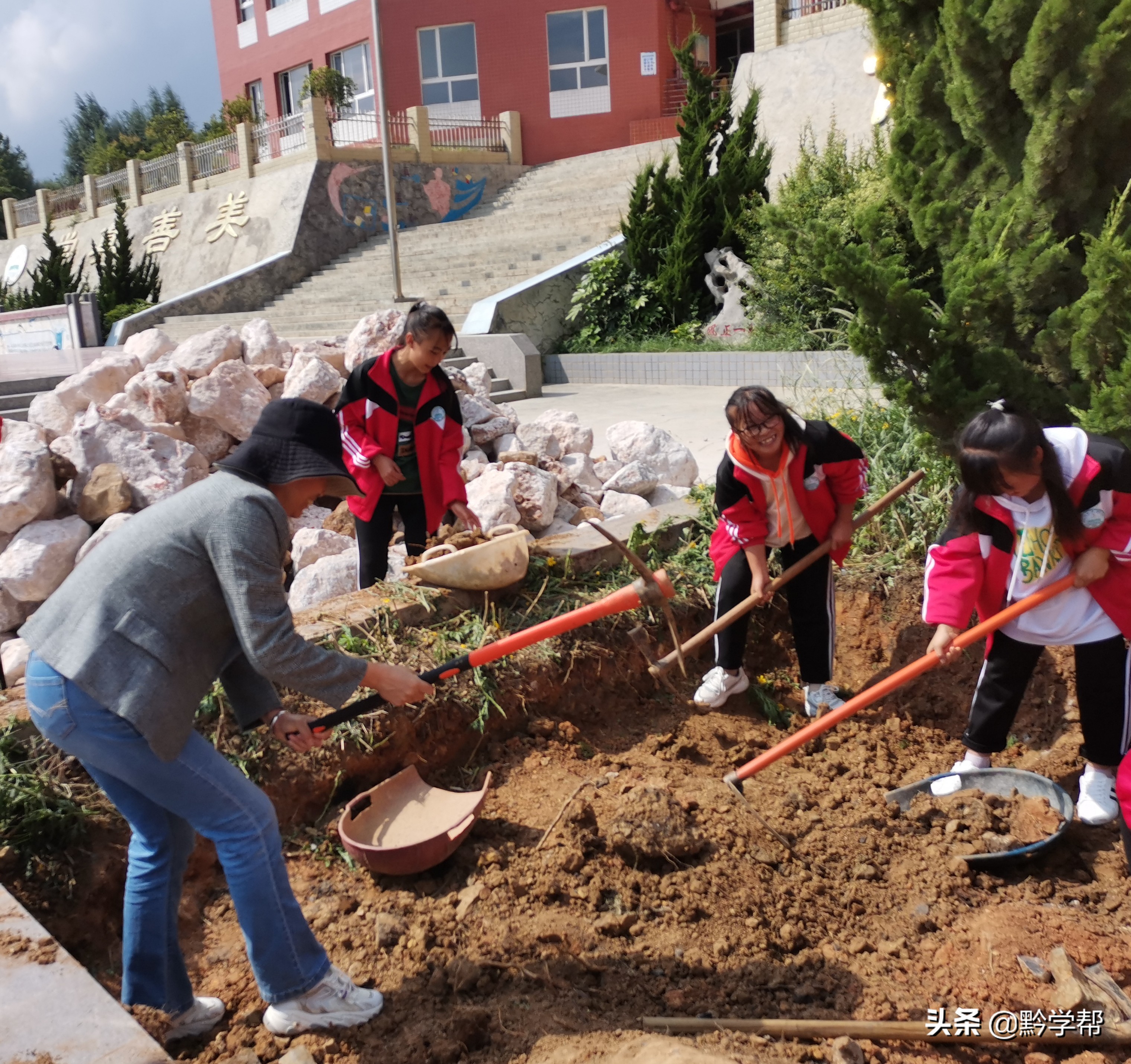 将希望的火种播撒在山间田野——贵阳十八中组团式帮扶威宁县迤那二中的生动实践述评