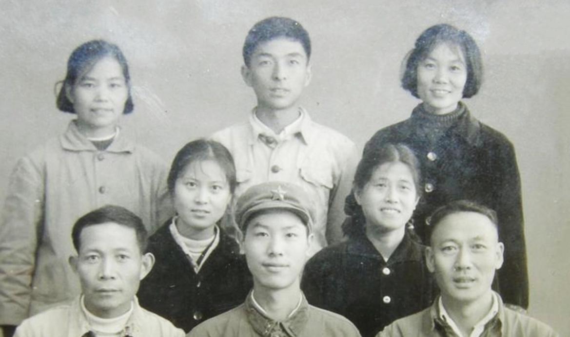 恢复高考第一年文科女状元,恢复高考后第一女状元