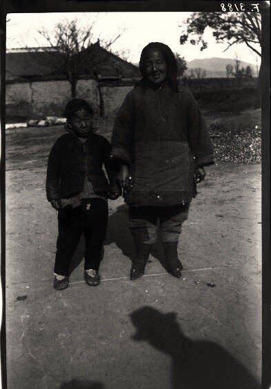 日军兽行照片:当着父亲的面玷污他女儿,临走还残忍割下妻子乳房