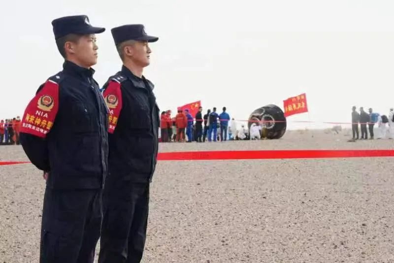 神舟15号载人飞船返回舱成功着陆,神舟十五号载人飞船首次出舱任务