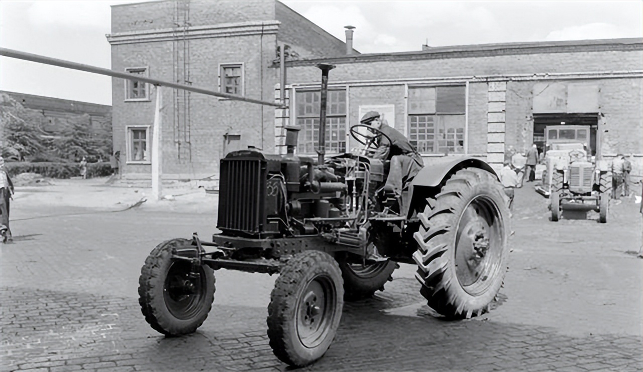1966年烟台农民捡一绿色小瓶，10年后换回一辆拖拉机，今值6000万