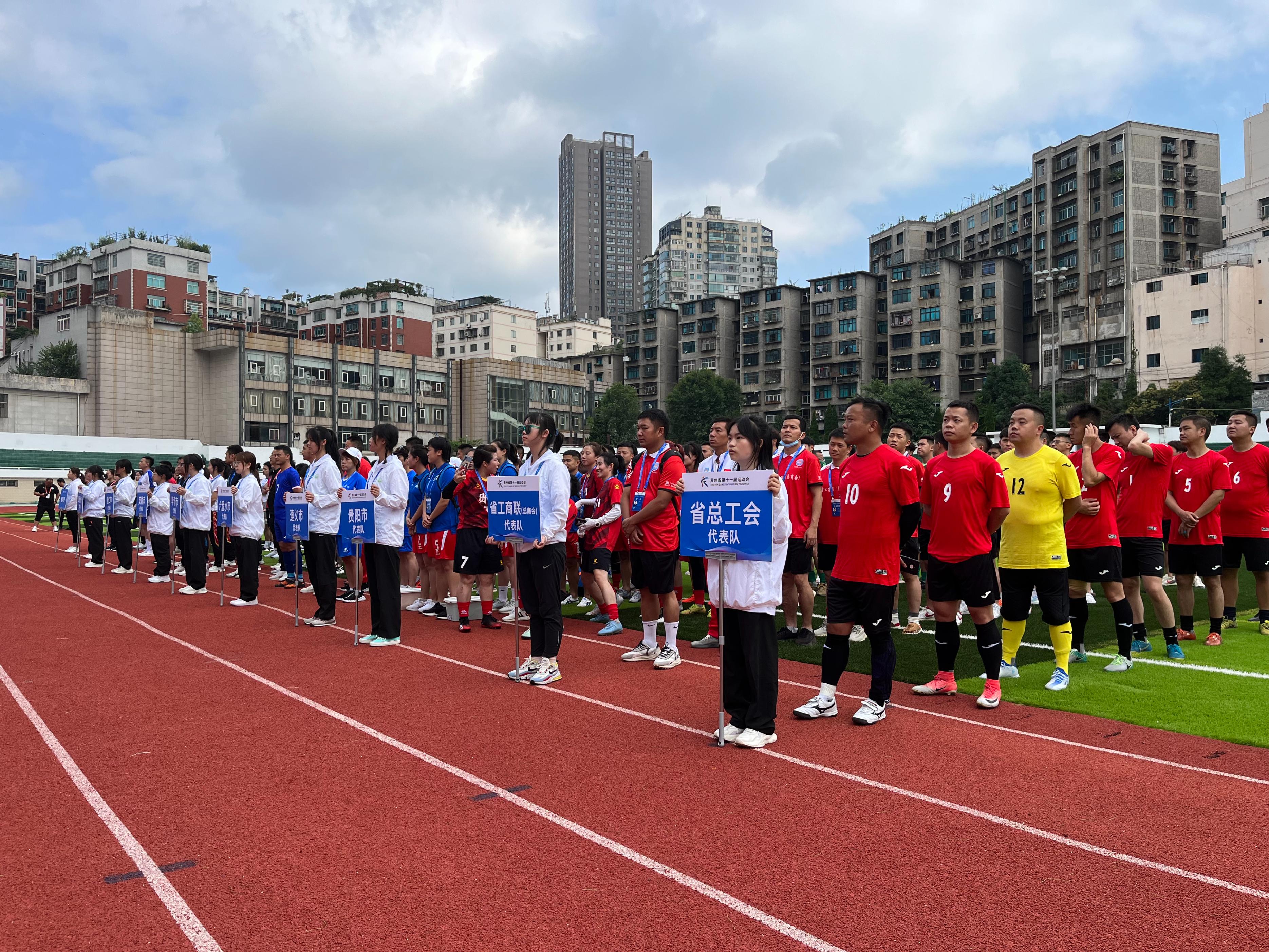 *情纵**驰骋绿茵场享受足球乐趣贵州省第十一届运动会群众项目五人制足球比赛开赛