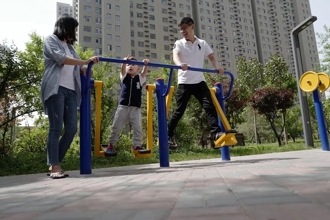 21年，上海74岁老人死家中6天，恶臭飘小区，同居儿子：我有鼻炎