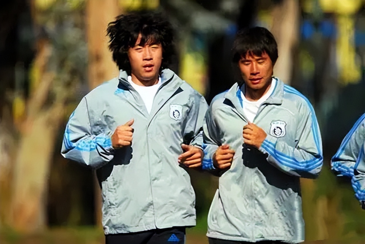 落魄的前大连国脚，与娇妻离异独自抚养女儿，为生计不惜当司机