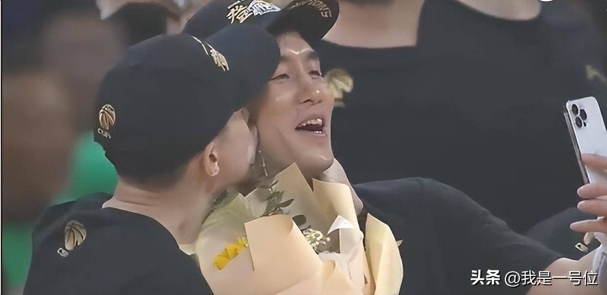 辽篮大赛郭艾伦,辽篮队员在郭艾伦面前秀恩爱