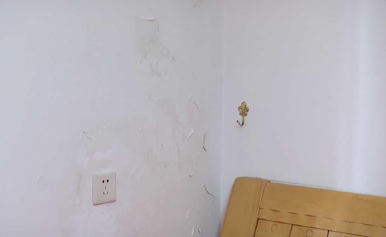 墙面大面积渗水内墙受潮掉皮,墙上渗水发霉掉皮怎么处理