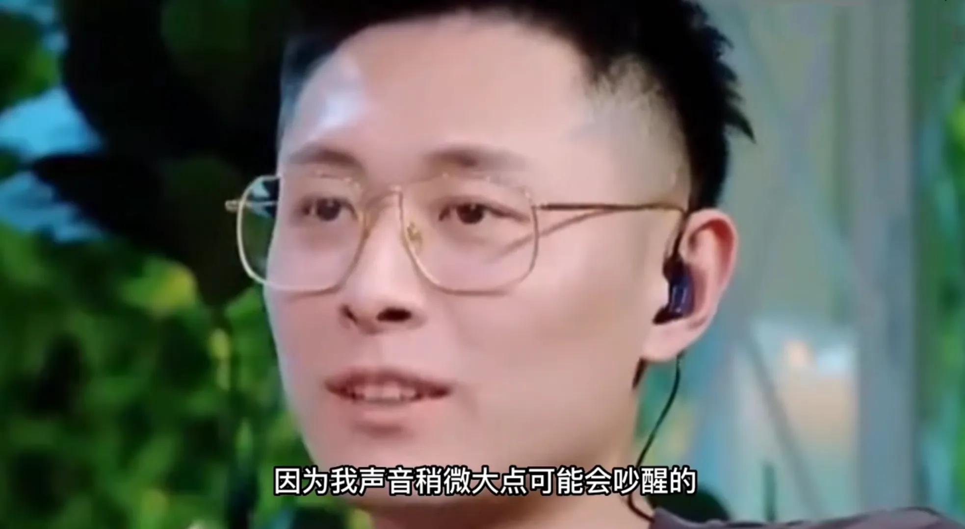 买超在酒吧约会辣妹引发热议,买超劈腿事件