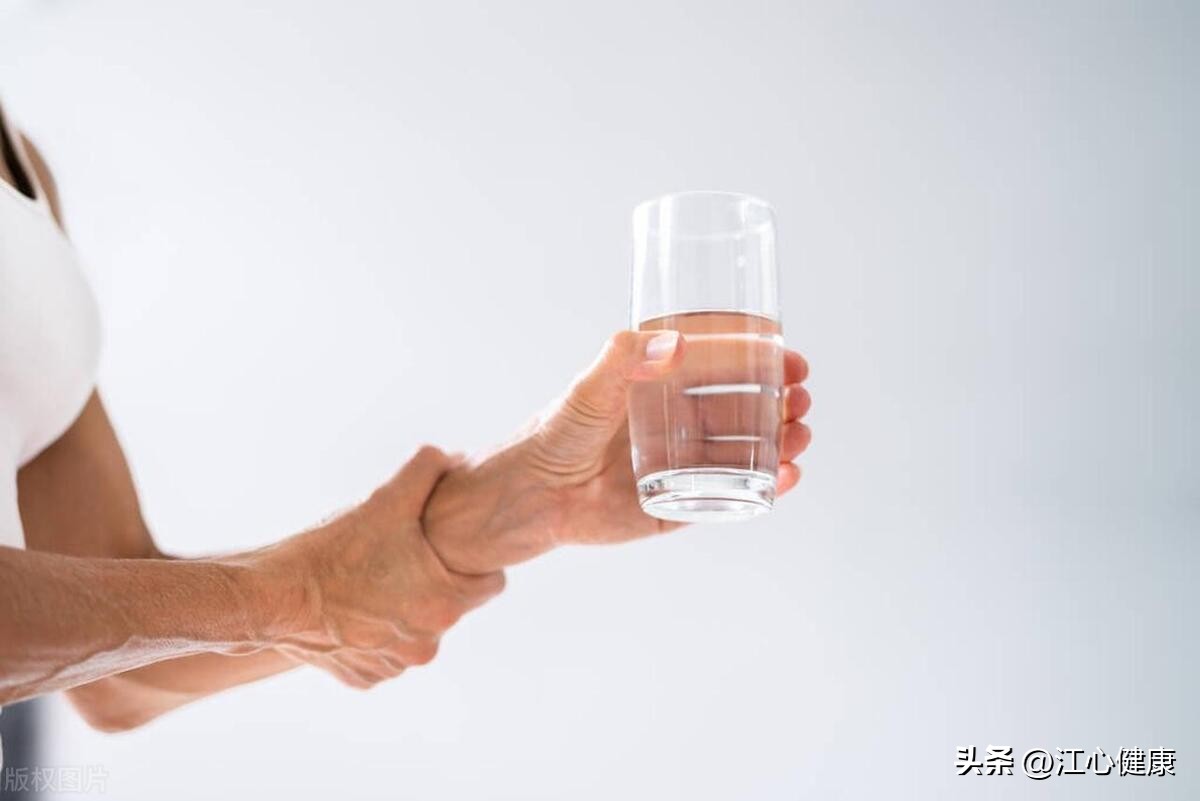 孩子不自觉的手抖是怎么回事,宝宝不自觉摇头手抖是怎么回事