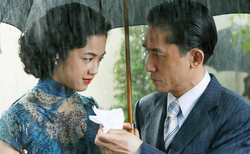 《色·戒》，在爱情中反思战争的残酷性，混乱的年代如何展示情感