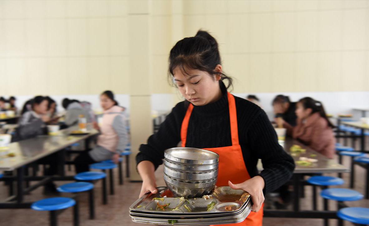 00后大学生月入过万，靠“宿舍美甲”获经济自由，毕业前喜提新车