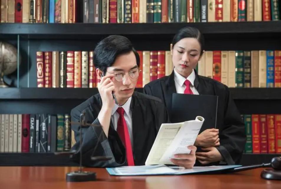 共犯的处罚根据共犯独立性,比较共犯从属理论和共犯独立理论