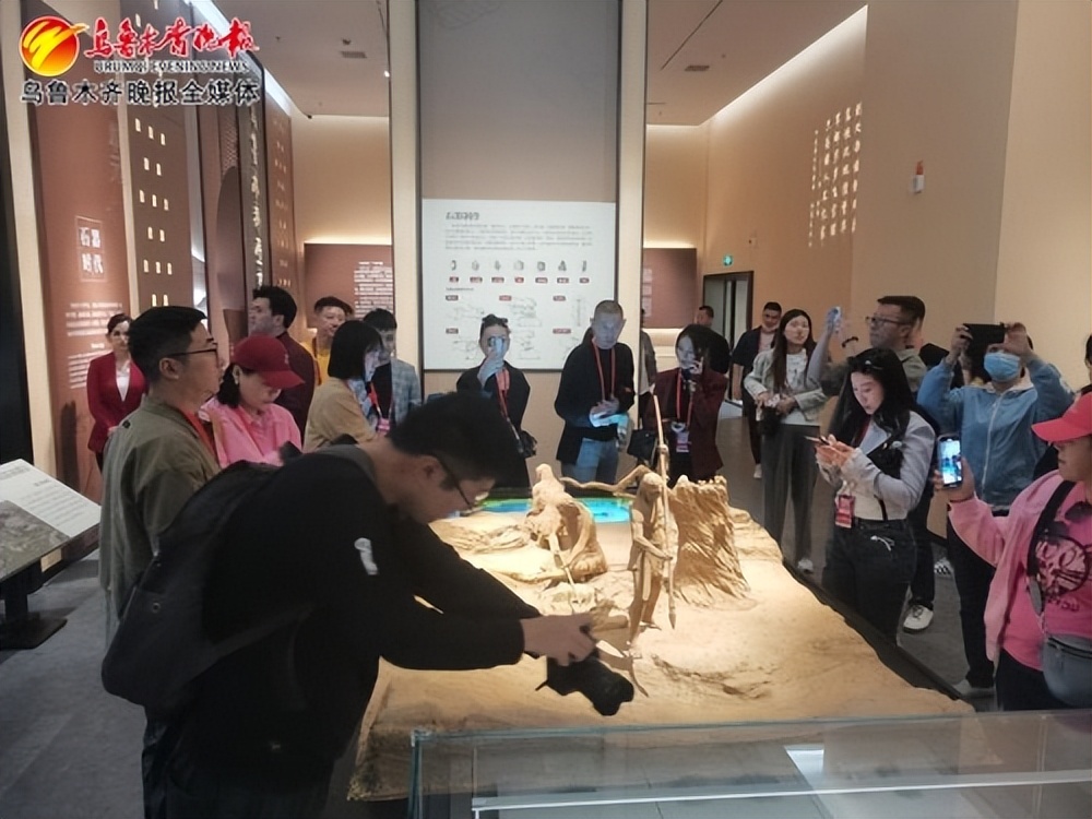 爱*疆新**游首府|邀请网络达人感受发展变化