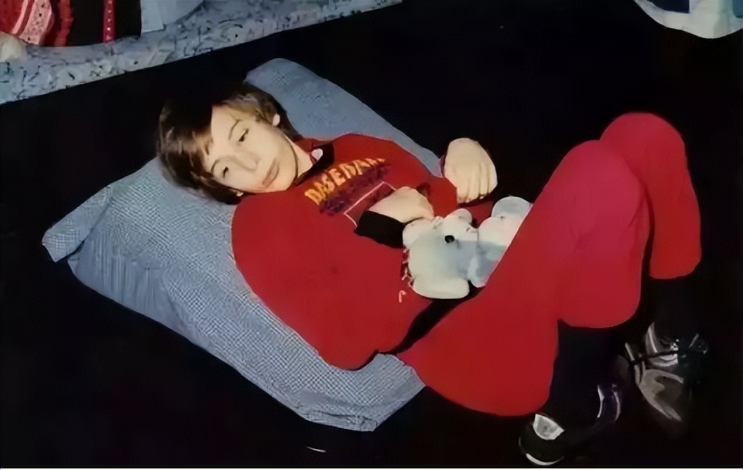 幽灵男孩“死亡”13年，遭护工非人虐待、性侵，没想到他早就醒了