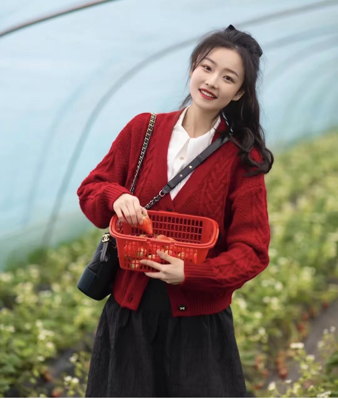 法式蝴蝶结上衣红色,红色搭配深杏色好看吗