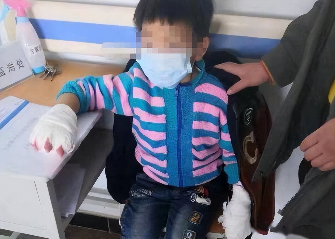 残忍的女孩遭妈妈暴打,女童遭生母残忍虐待