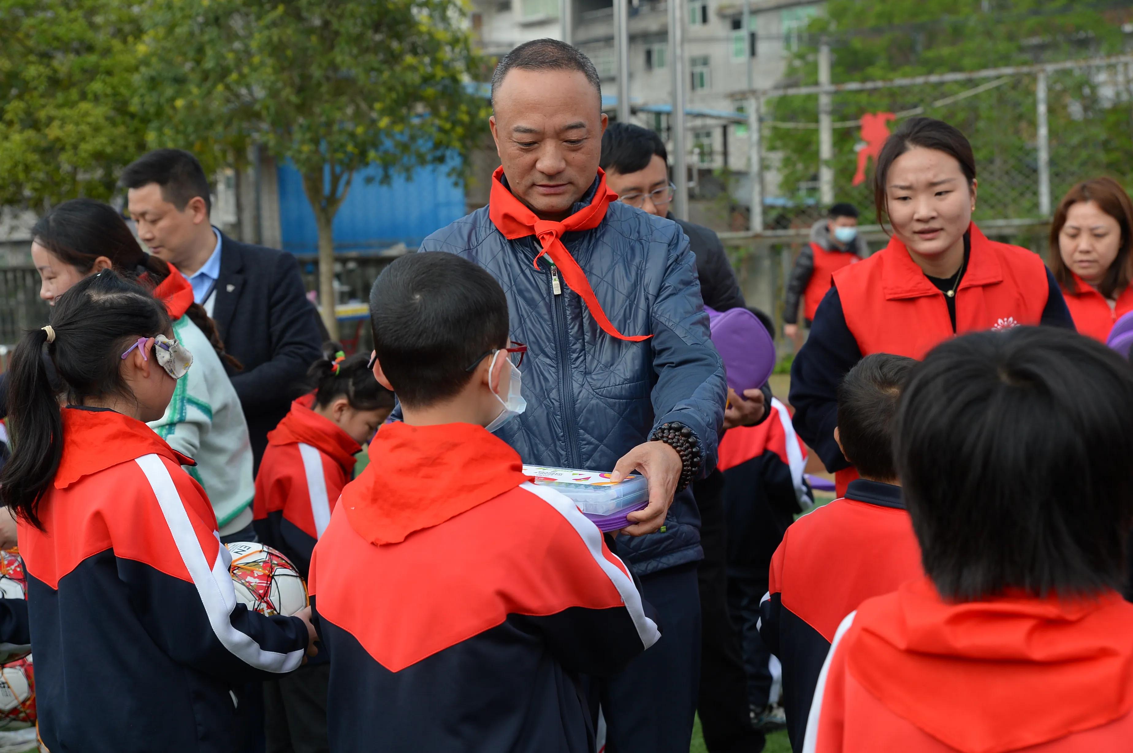 情暖潼心筑梦成长重庆高尔夫球队慈善队际赛助学活动成功举行