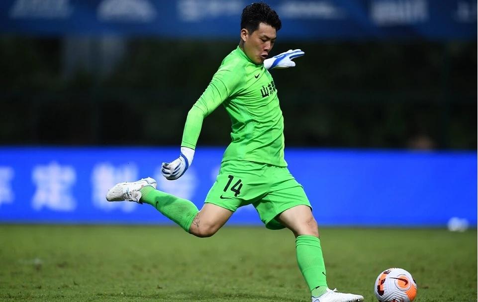 韩镕泽失误，泰山遭遇守门员之殇；全靠王大雷？郝伟选择不明智