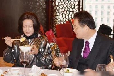 如今65岁的刘晓庆生活依然潇洒,65岁的刘晓庆回老家