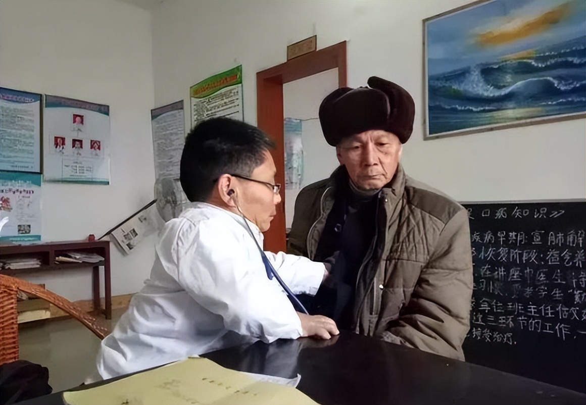 他3岁患病，身高不足1米回乡当村医，30年把自己活成了“巨人”！