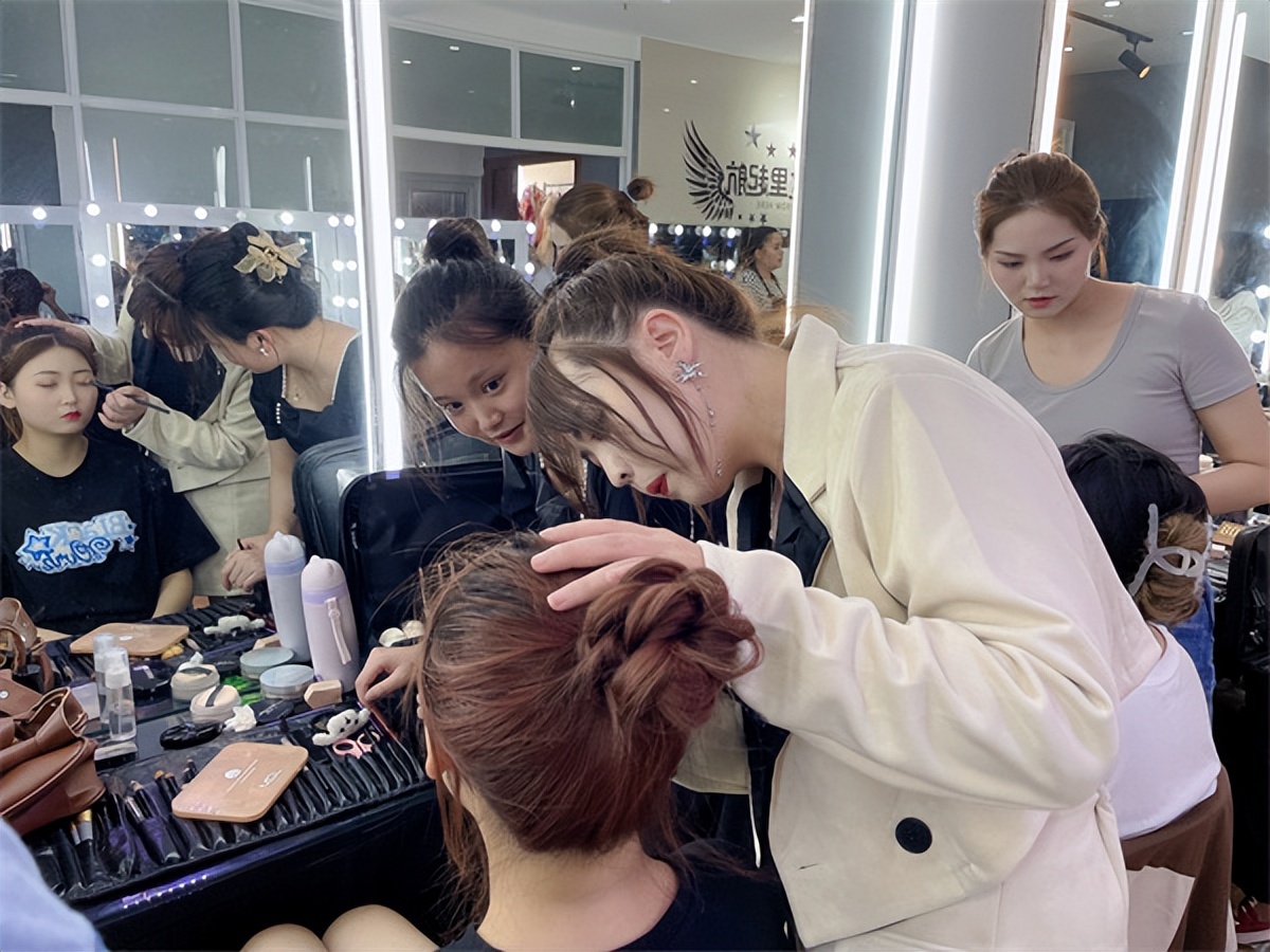 昆明学化妆培训哪家好十大排名,昆明学化妆美容哪家好