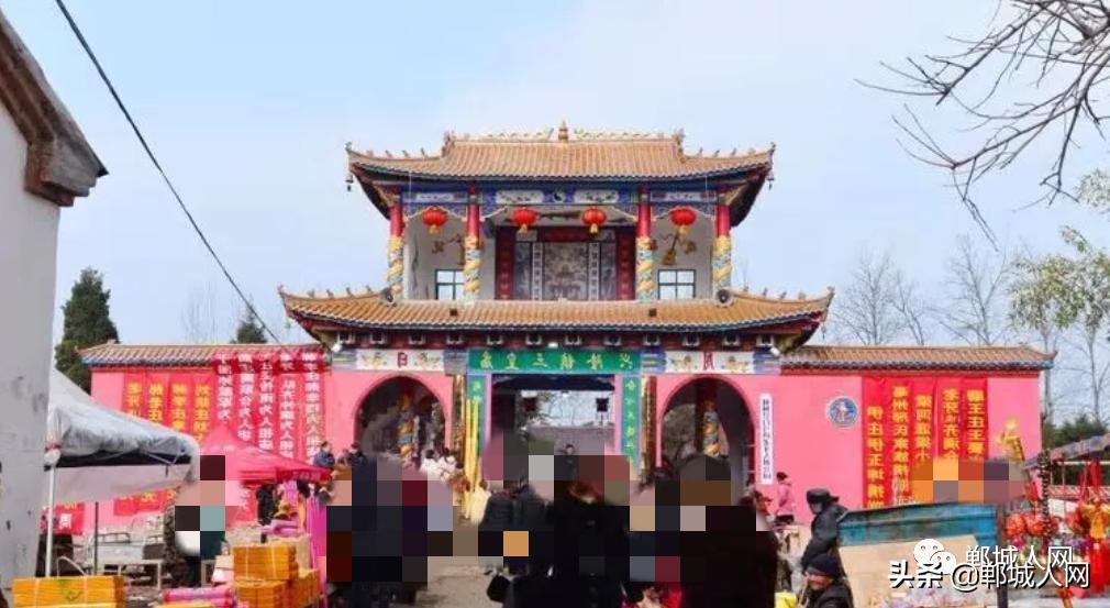 郸城这个镇路中间立匹马!繁荣景象,小妮来白马惊呆了