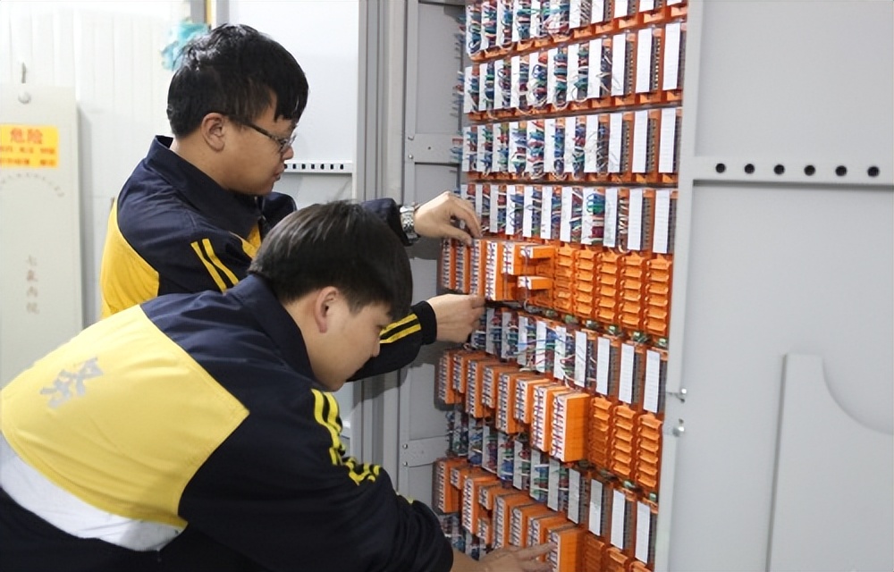 中专哪个专业适合男生,中专学校男生学什么专业比较好