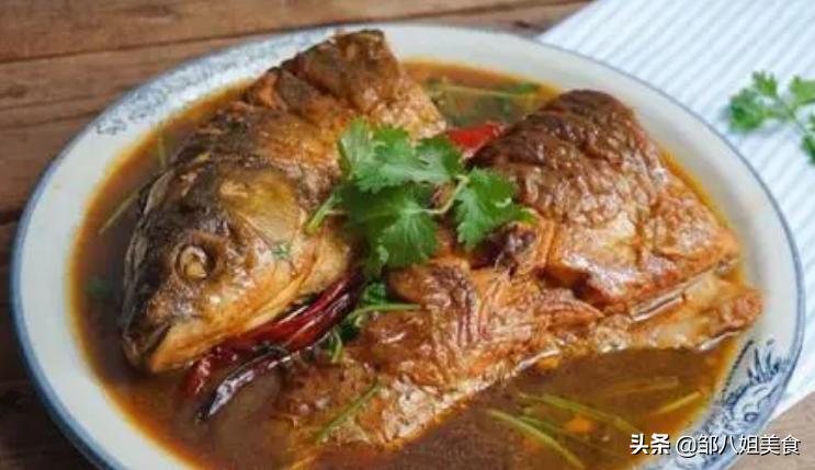 过年炖鱼时放一点它鱼肉鲜嫩不腥,炖鱼后如何处理鱼肉不腥