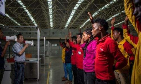 中国人在非洲建厂：一天12小时，月薪600包三餐，当地人抢着干