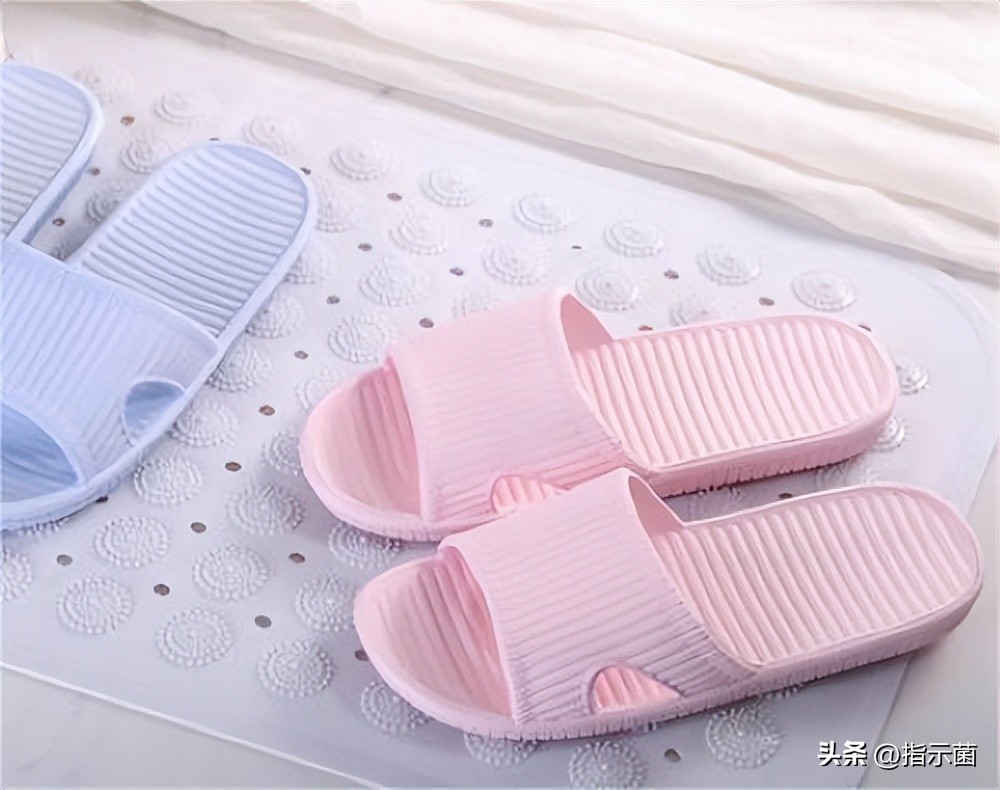 蓝黑色塑料拖鞋不要买,发臭加脚气病,你想要?