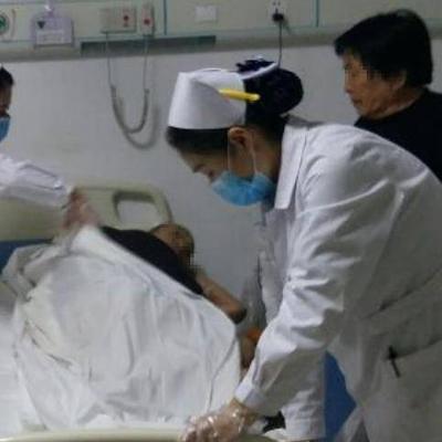 我很愤怒！我老伴吃过早饭胸口憋闷，背也酸胀疼痛，我...