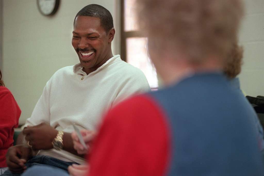 米切尔晃倒马刺10号,米切尔17赛季马刺