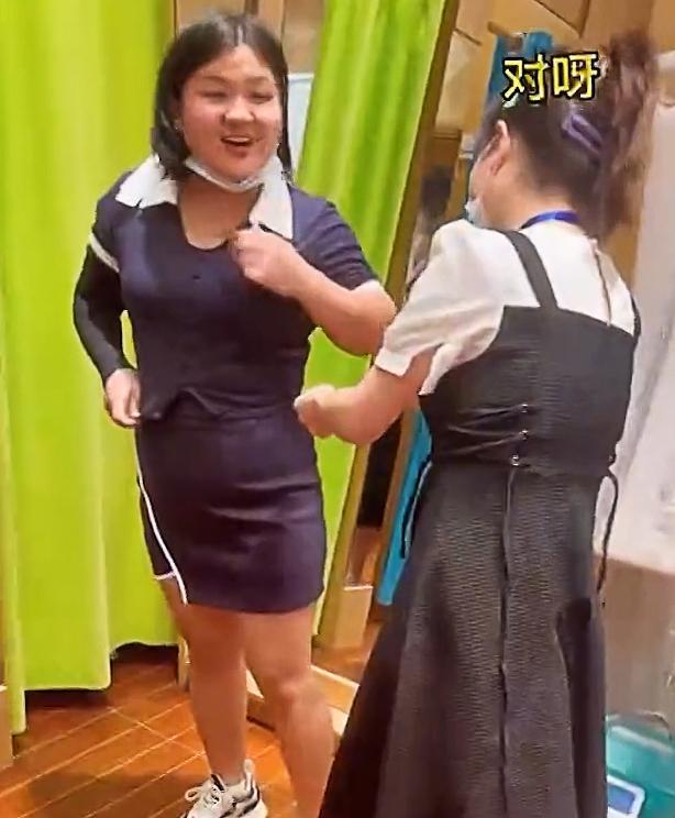 福建，女子买衣服试穿勒出一身赘肉，导购为赚钱直夸身材太好