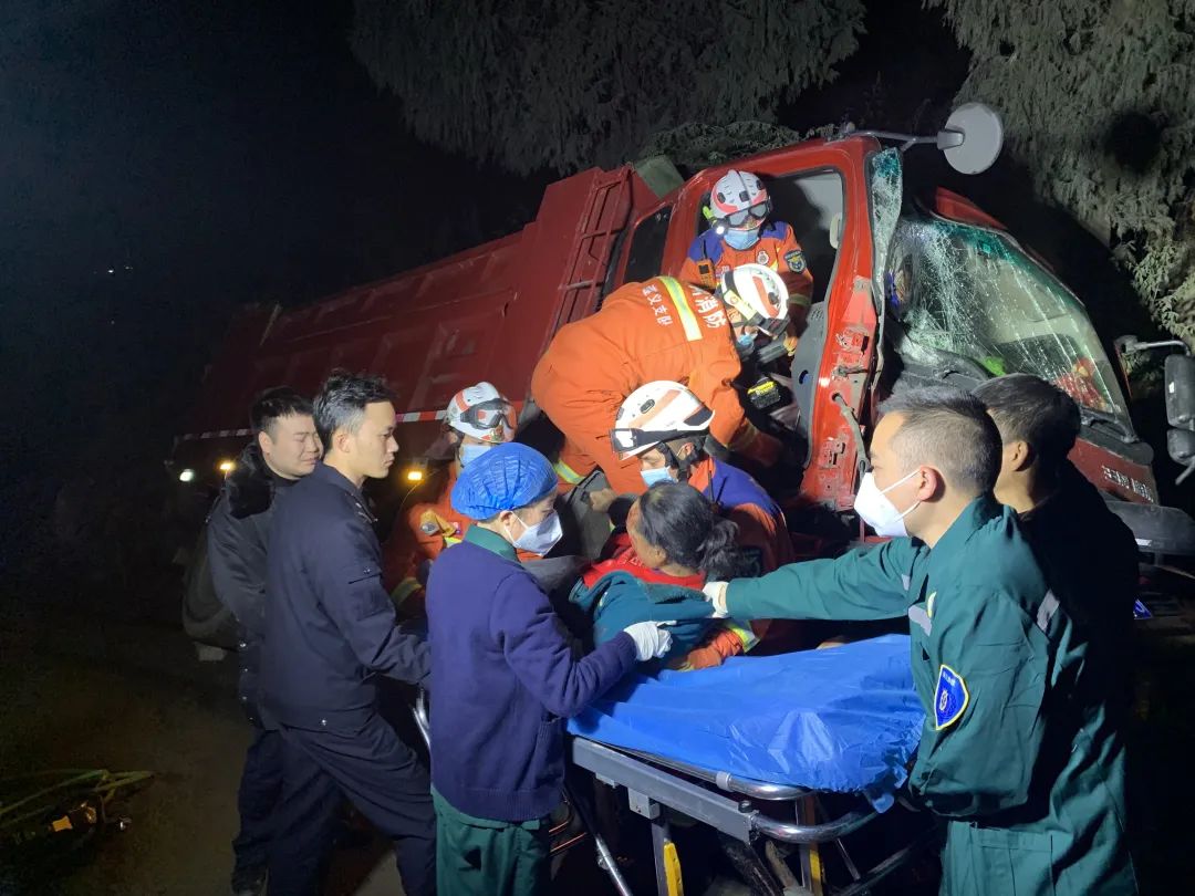 贵州一客车侧翻27人身亡救援现场,贵州一罐车爆胎侧翻